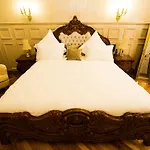 5 Continents Hotel