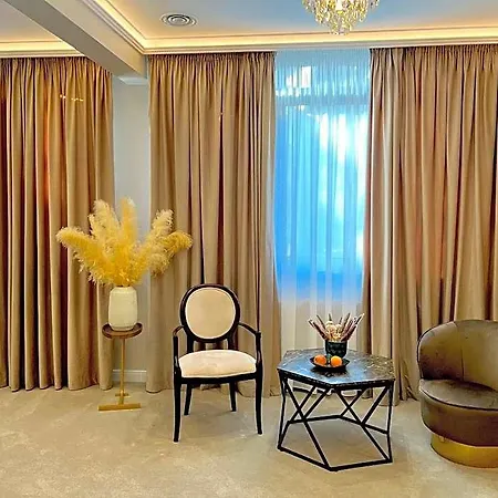 5 Continents Hotel