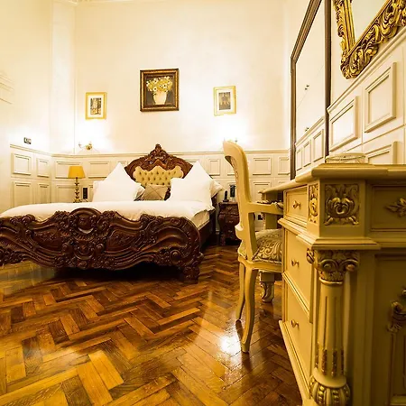 5 Continents Hotel