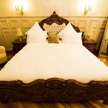 5 Continents Hotel